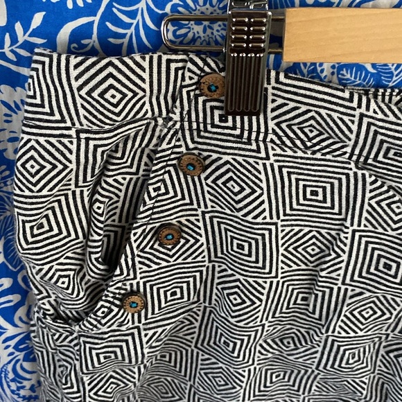 Jolt geometrical, black and white print size 13 shorts - Picture 2 of 6